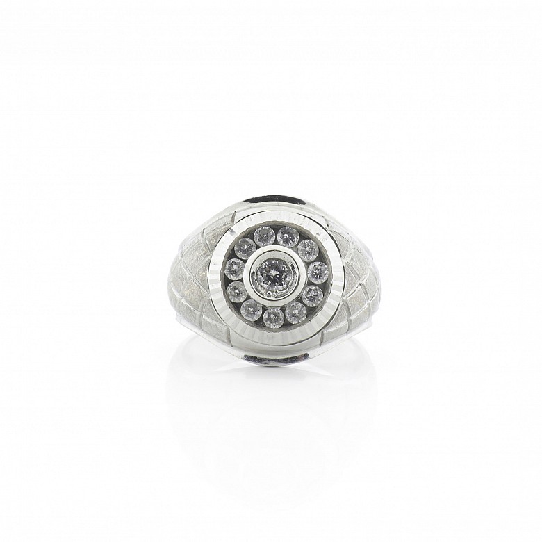 18k white gold and diamond ring