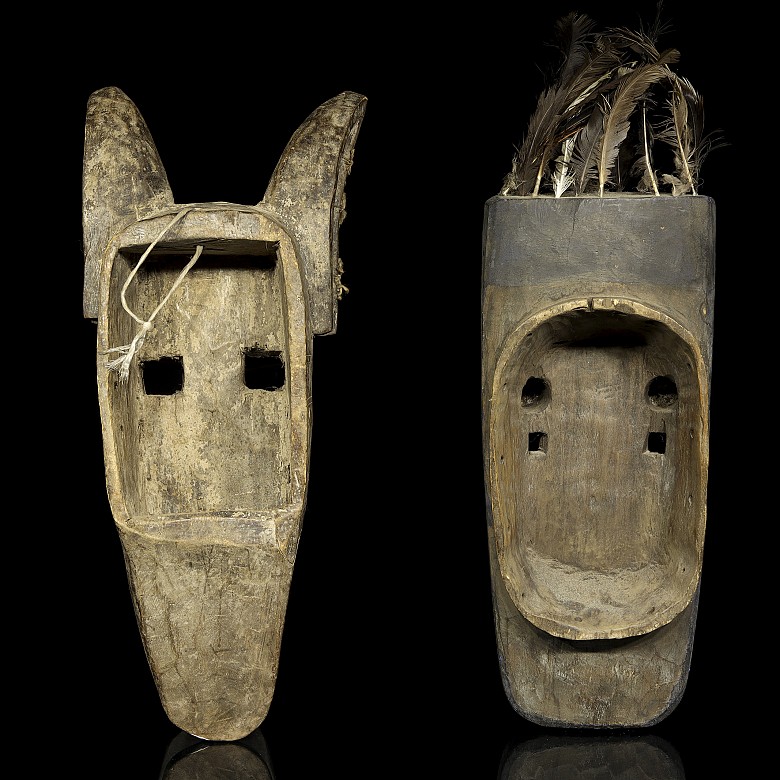 Dos máscaras africanas de madera tallada s.XX