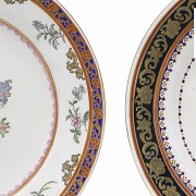 Pareja de platos de porcelana esmaltada, s.XX