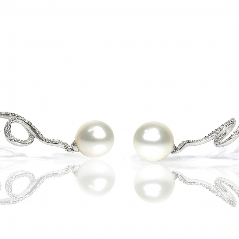 Long earrings in 18k white gold, diamonds and white pearls