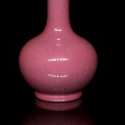 Pequeño jarrón de porcelana con esmalte rosa, con sello Yongzheng