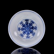 Enamelled porcelain ‘Chrysanthemums’ cup, with Qianlong seal