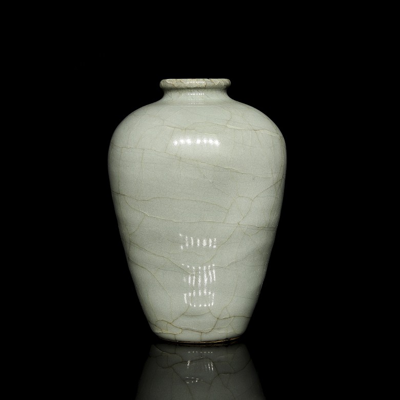 Celadon-glazed ware vase, Qing dynasty