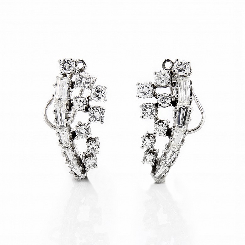 Pendientes de oro blanco de 18k con diamantes.