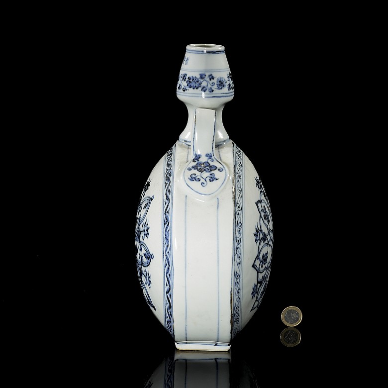 Blue and white porcelain ‘Binahu’ vase, with Ming mark