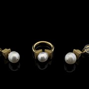 Set of earrings and ring of yellow gold and pearls - 1