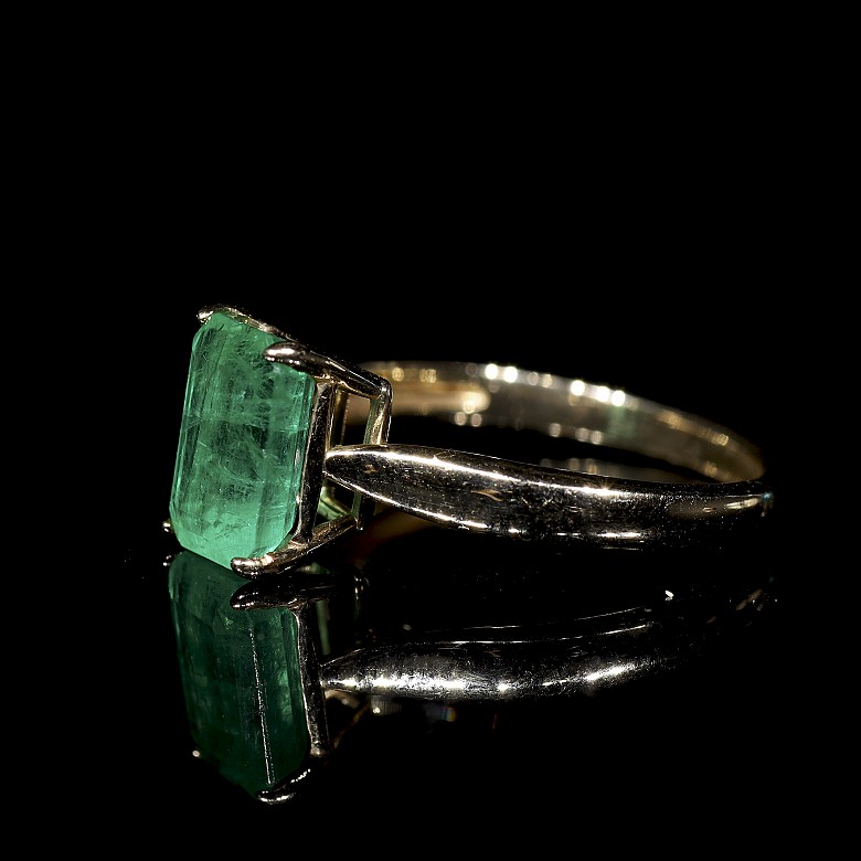 Yellow gold ring with emerald - 1