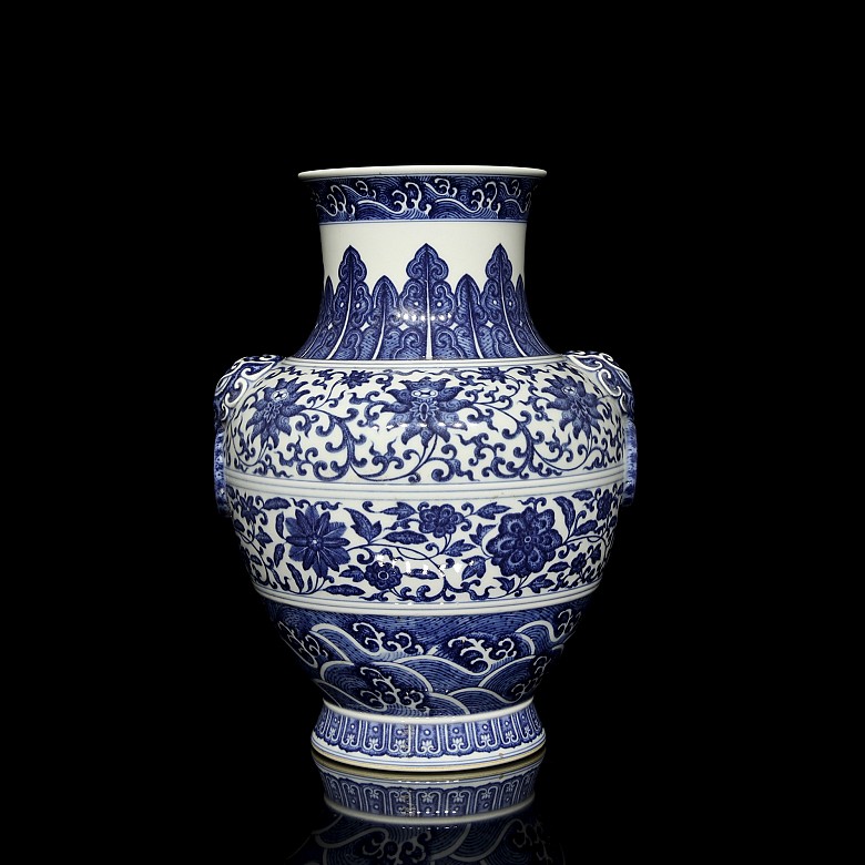 Blue and white ‘Hu’ porcelain vase, with Qianlong seal