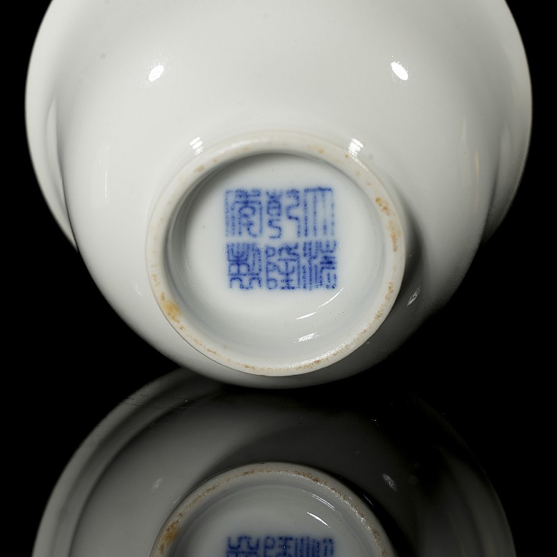 Pair of white porcelain mugs, with Qianlong mark