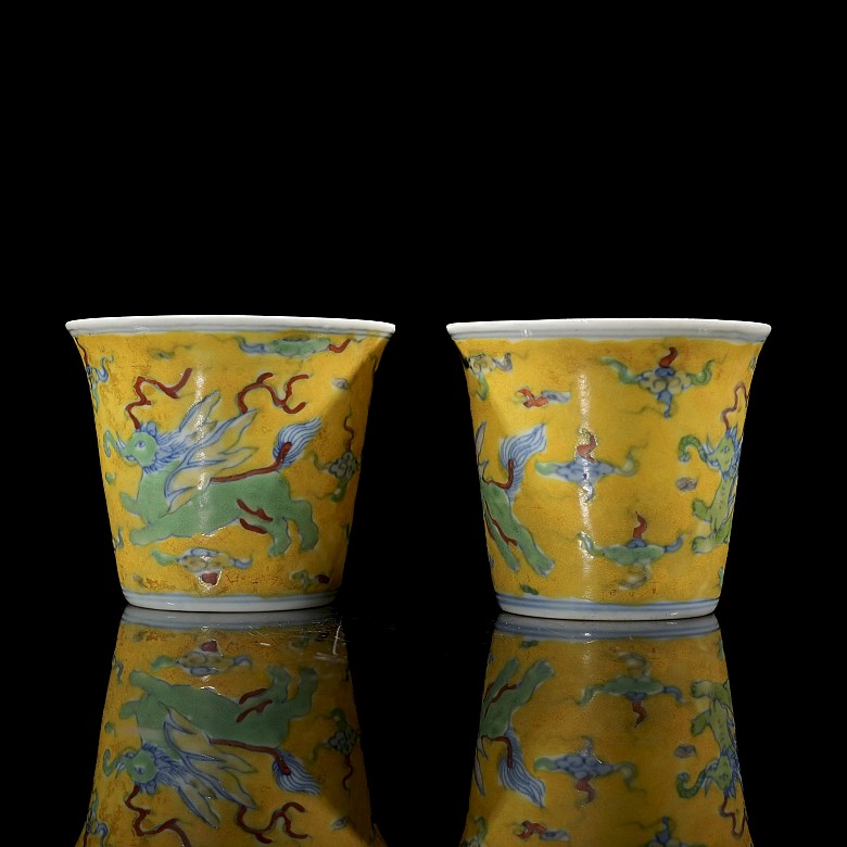 Pair of enamelled porcelain ‘Dragons’ cups, Qing dynasty