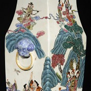 A chinese vase with a mountain scene, 19th-20th century