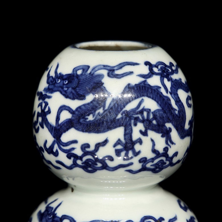 Hulu Porcelain Vase ‘Dragons’, with Ming stamp