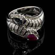 18kt white gold ring with diamonds and stones