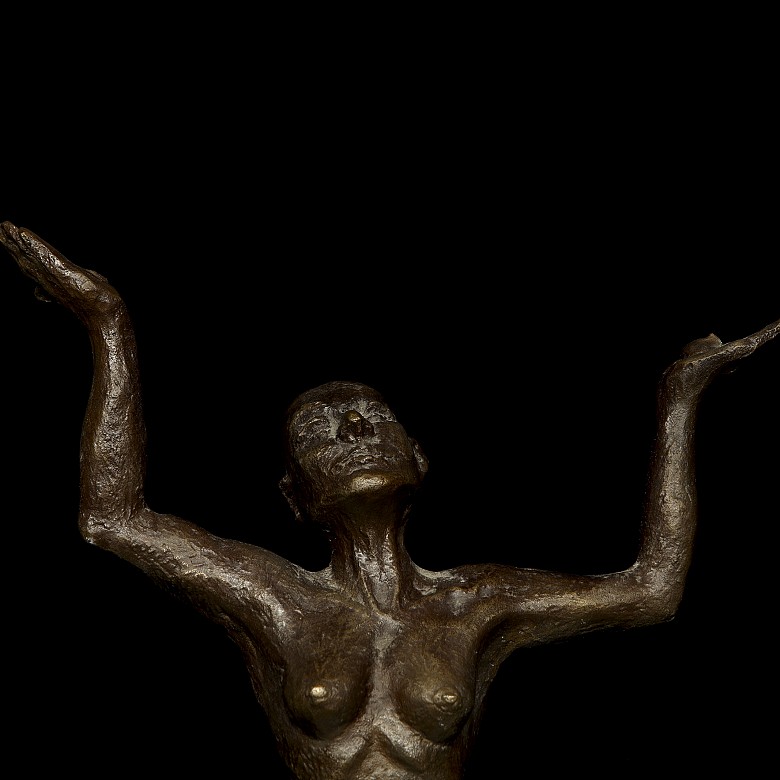 Sculpture ‘Female figure gazing at the sky’, 20th century