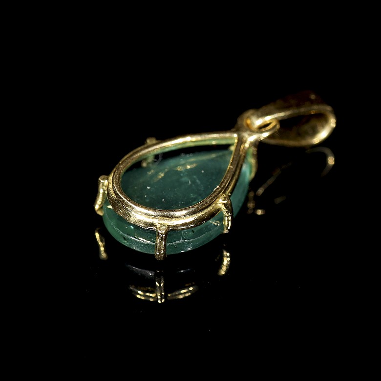 Yellow gold with emerald pendant