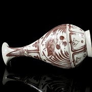 Yuhuchunping “Fish” vase with white and red enamels, Yuan style