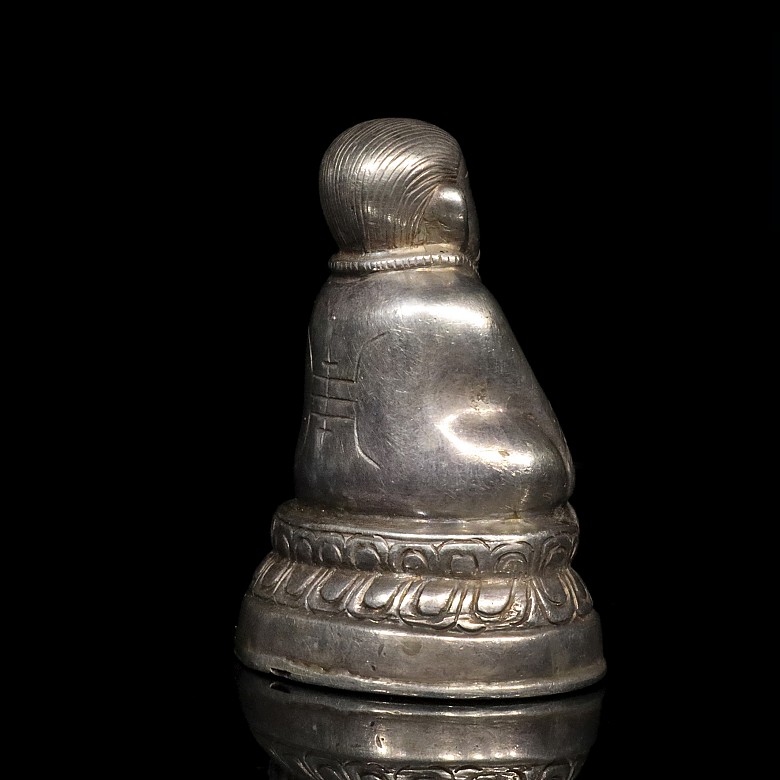 Pequeña figura budista de plata, dinastía Qing