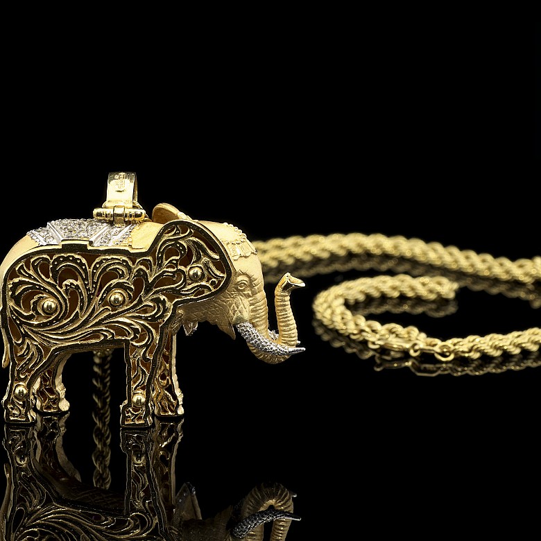 Collar-perfumero con forma de elefante en oro amarillo de 18 k