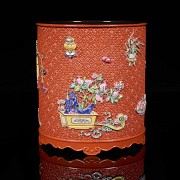 Glazed porcelain brush pot “Eight treasures”, Qing dynasty with Qianlong seal