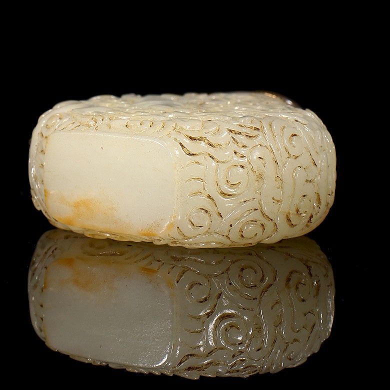 Carved jade ‘Dragon’ snuff bottle, Qing dynasty