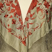 Embroidered silk Manila shawl ‘Roses’, 19th century