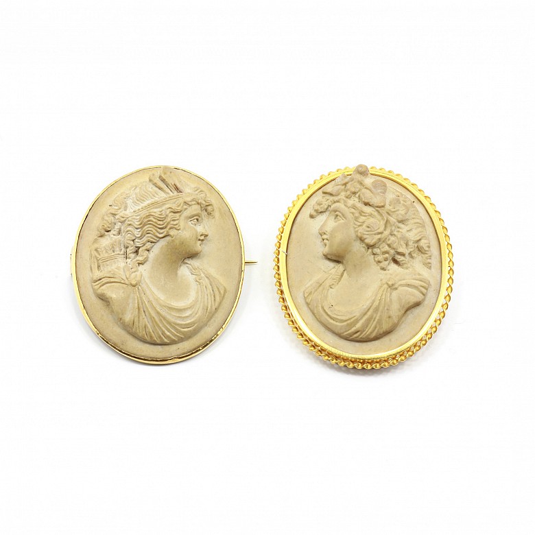 Pair of cameos set in 18k yellow gold.