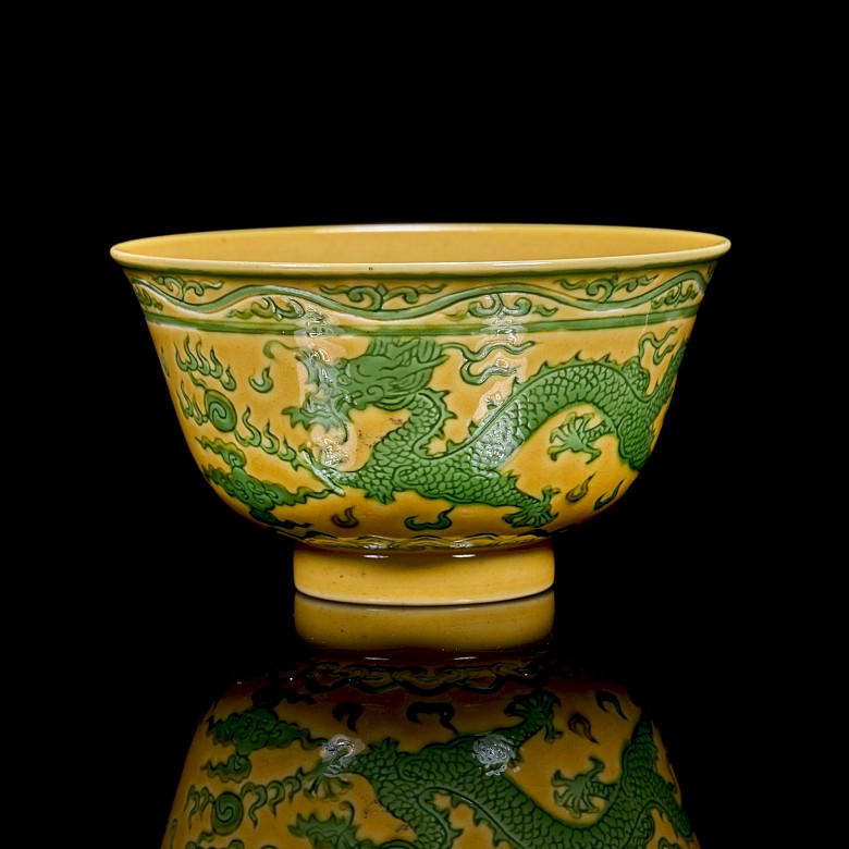 Porcelain enamelled bowl with yellow background ‘Dragon’, with Qianlong seal