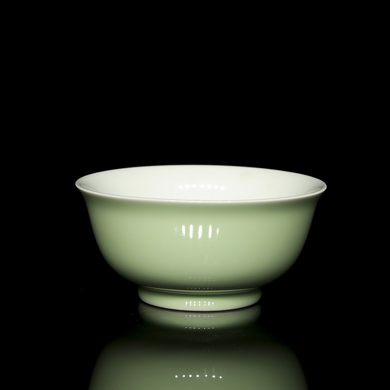 Small glazed porcelain bowl, with Kangxi seal - 1