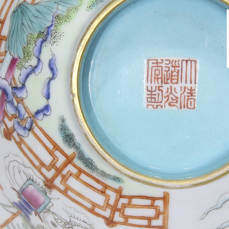 Enameled bowl with treasures, peaches and bats, with Daoguang seal.