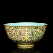 Porcelain enamelled bowl with yellow background, with Yongzheng seal