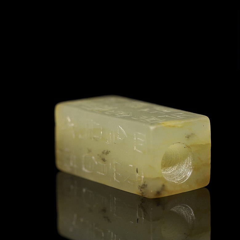 Small yellow jade pendant, Eastern Han dynasty