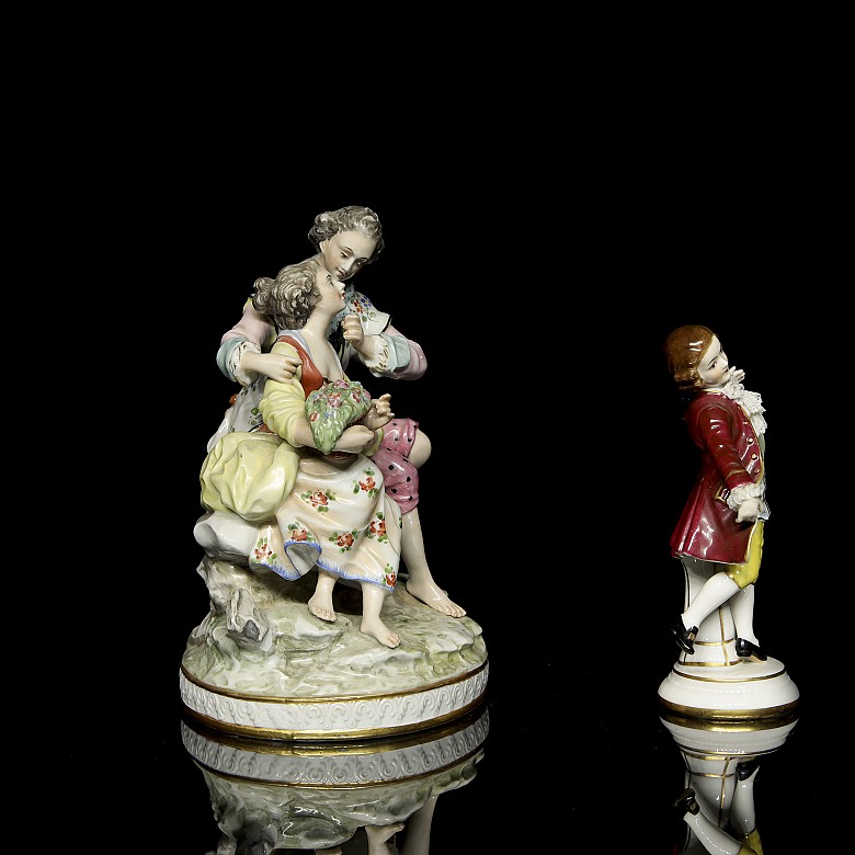 Dos figuras de porcelana esmaltada 