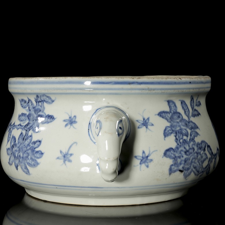 Blue-and-white porcelain censer ‘Birds and branches’, Qing dynasty