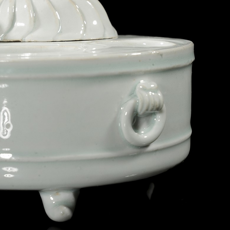 Porcelain inkwell with celadon glaze, Song dynasty