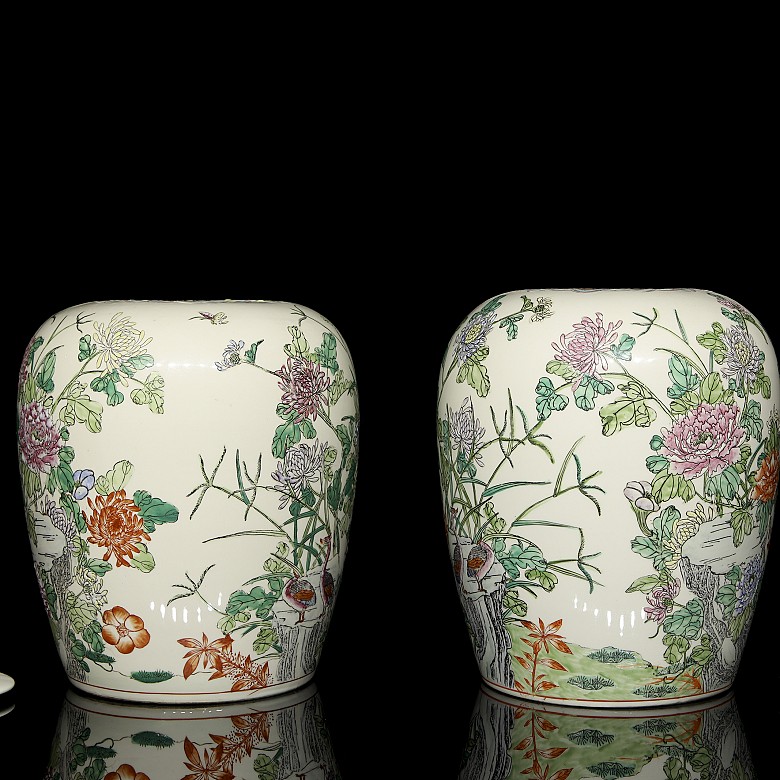 Pair of ‘Chrysanthemums and birds’ tibor, 20th century