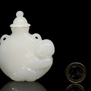 White jade snuff bottle, Qing dynasty, 19th Century