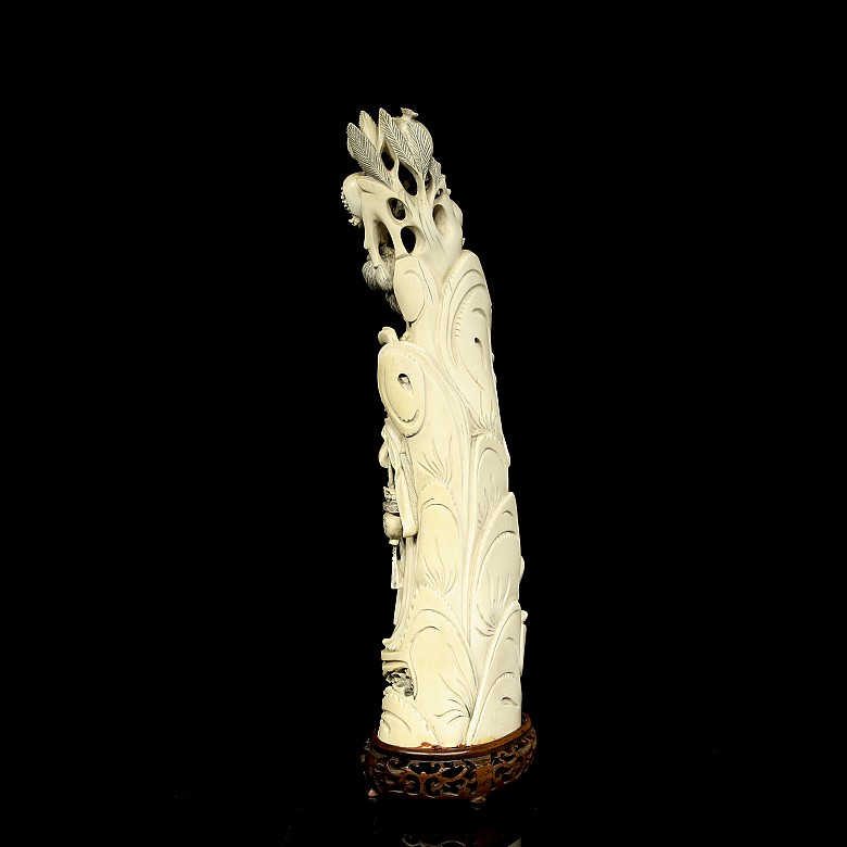 Carved ivory figure ‘Two young ladies’, 19th-20th century