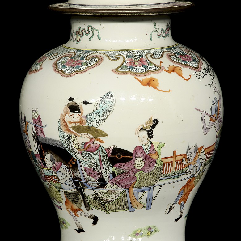 Porcelain tibor with lamp, Qing dynasty