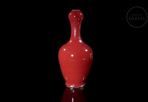 Red-glazed porcelain vase, Qing dynasty