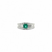 Ring with central Colombian emerald and brilliant.