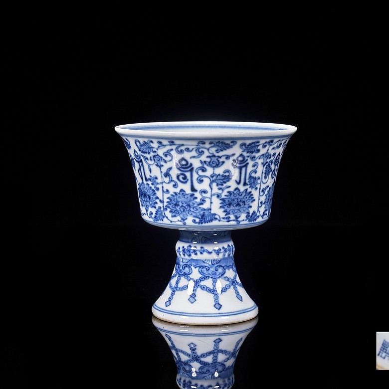 Copa de porcelana esmaltada azul y blanco, dinastía Qing