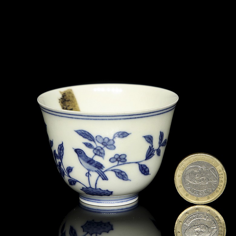 Small blue-and-white porcelain ‘Birds’ cup, Qing dynasty