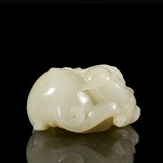 White jade figurine ‘Beast and its calf’, Qing dynasty