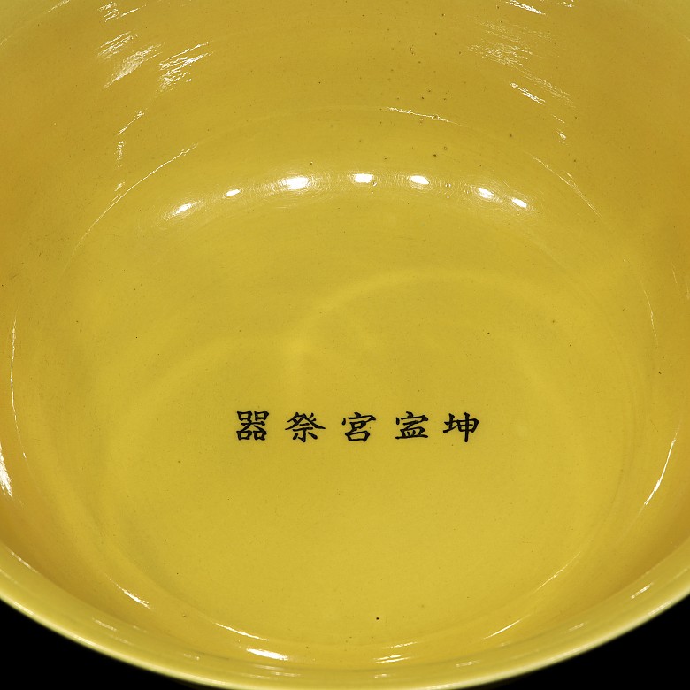 Gran cuenco de porcelana vidriada, con marca Xuangtong