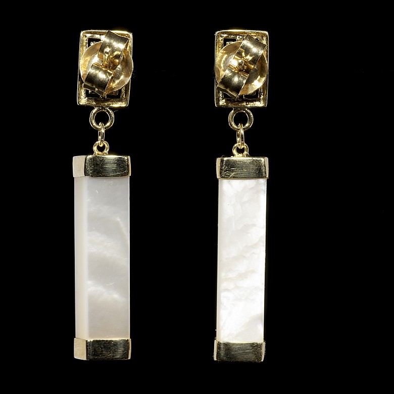 Yellow gold and mother-of-pearl earrings with movement - 1