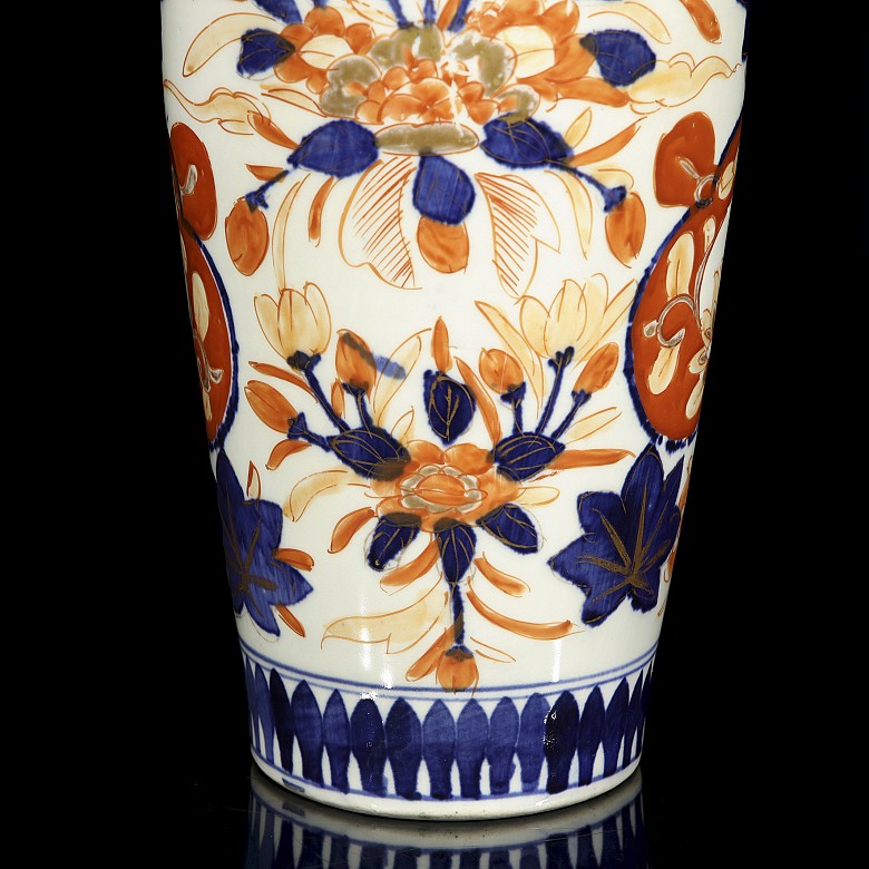 Japanese porcelain vase, 20th century