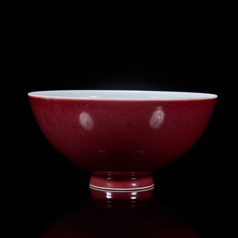 Cuenco de porcelana esmaltada en rojo, dinastía Qing, con sello Qianlong