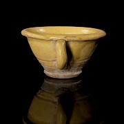 Yellow-glazed ceramic cup, Jin style