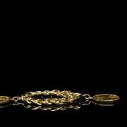 Pulsera con dos monedas de oro