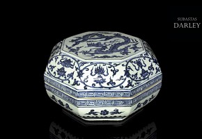 Blue and white porcelain octagonal box, 20th century